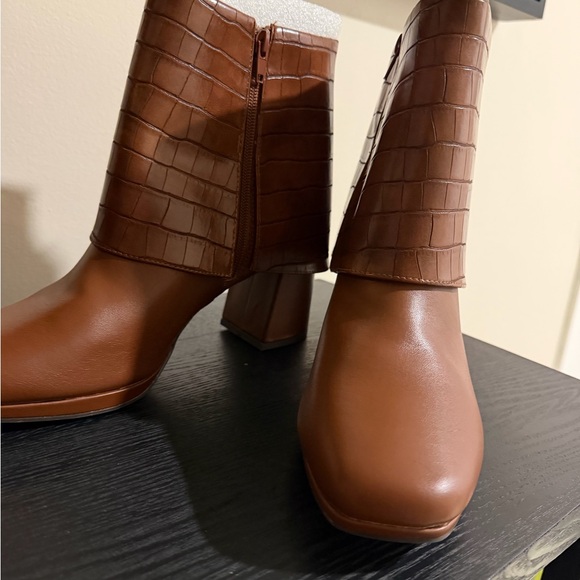 Elegant Brown Croc-Embossed Heeled Boots - Picture 4 of 8